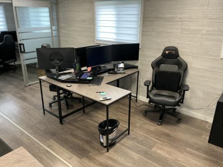 Mobilier de bureau et matériel informatique