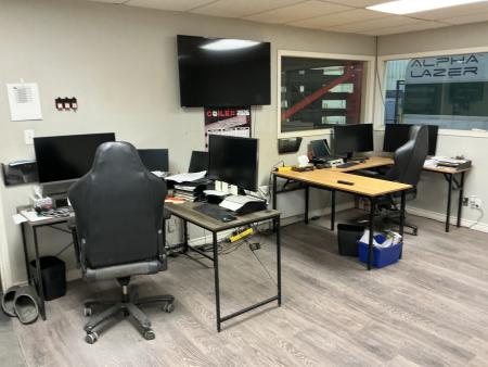 Mobilier de bureau et matériel informatique